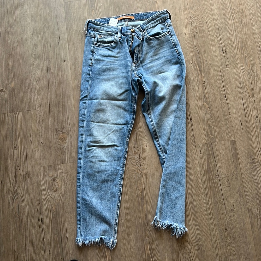 Joe’s stretchy frayed jeans size 26. Perfect!